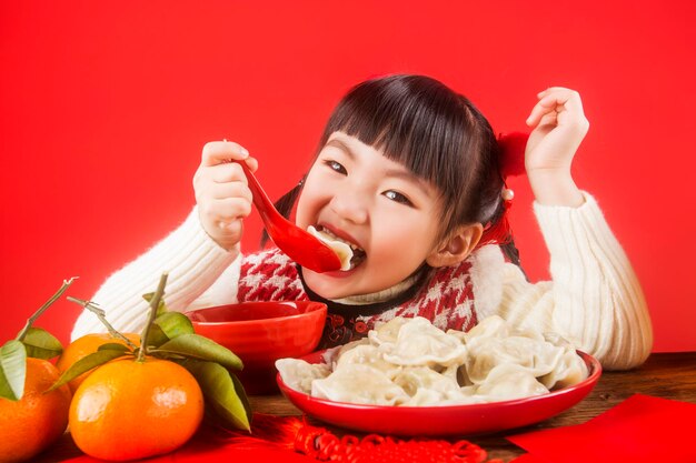 Uma menina chinesa está feliz em receber o Festival da Primavera