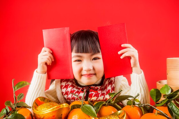 Uma menina chinesa está feliz em receber o Festival da Primavera