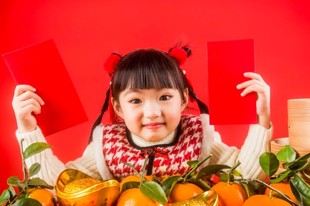 Uma menina chinesa está feliz em receber o Festival da Primavera