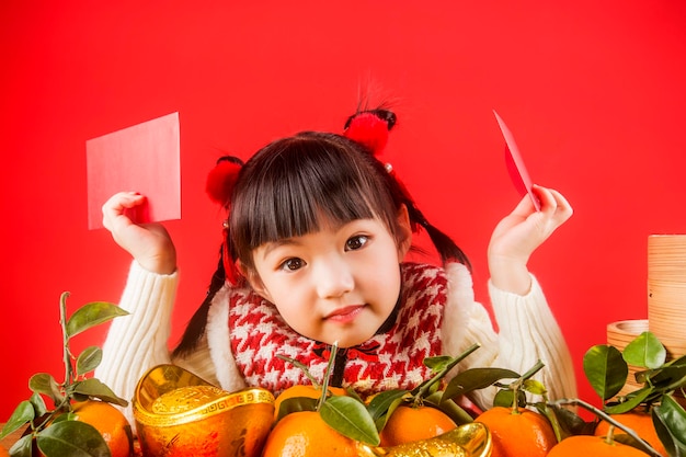 Uma menina chinesa está feliz em receber o Festival da Primavera