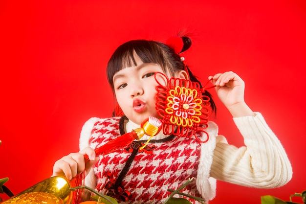 Uma menina chinesa está feliz em receber o Festival da Primavera