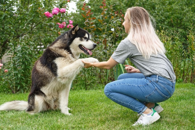 Uma menina com um cachorro