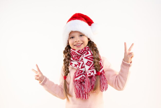 Uma menina com um chapéu de Ano Novo está muito feliz com o Natal que se aproxima.