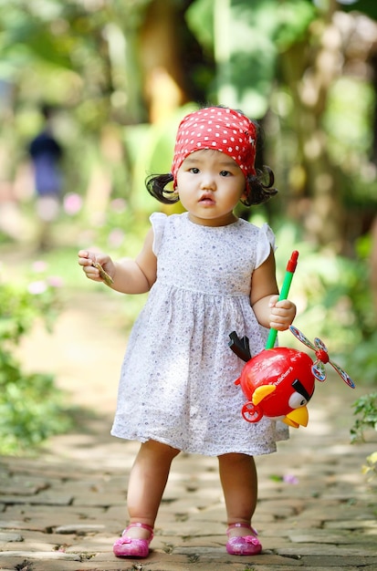 Uma menina com um pássaro vermelho na cabeça