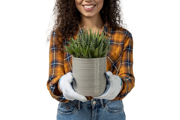 Uma menina com um vaso de flores nas mãos, isolado no fundo branco