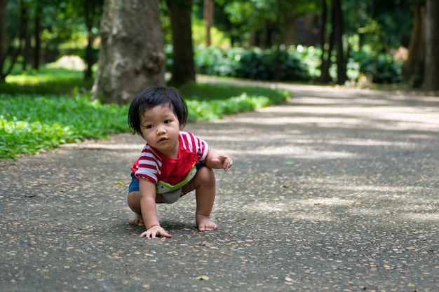 Foto uma menina começa a andar primeiro no parque