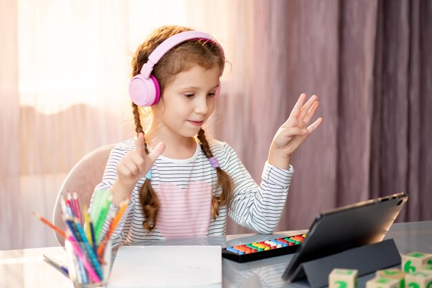 Uma menina da escola primária aprende aritmética mental online em casa Educação