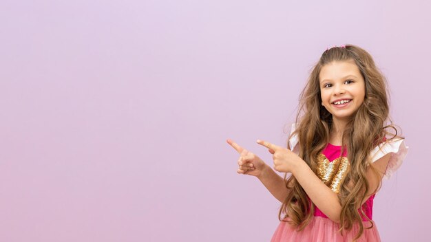 Foto aproximada de menina de cabelos cacheados em fundo rosa foto