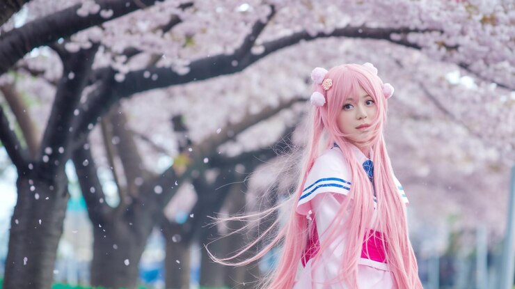 Foto uma menina de kimono com cabelo rosa e uma faixa azul e branca no cabelo