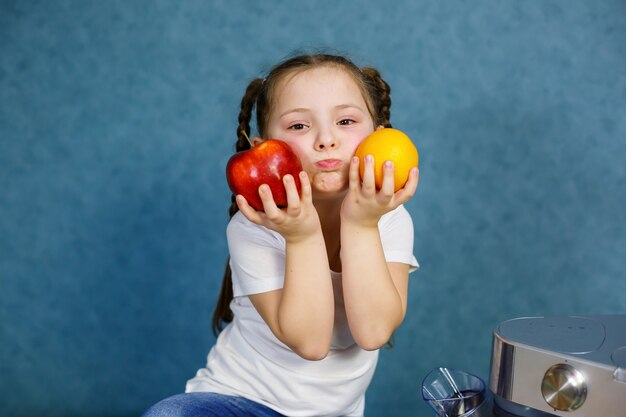 Uma menina de seis anos adora frutas. vitaminas e alimentação saudável.