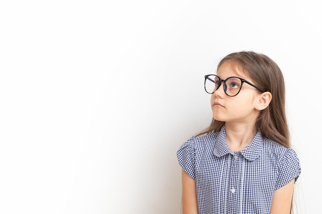 Uma menina de um ano com óculos com rostos tristes educação infantil conceito de aprendizagem com espaço de cópia