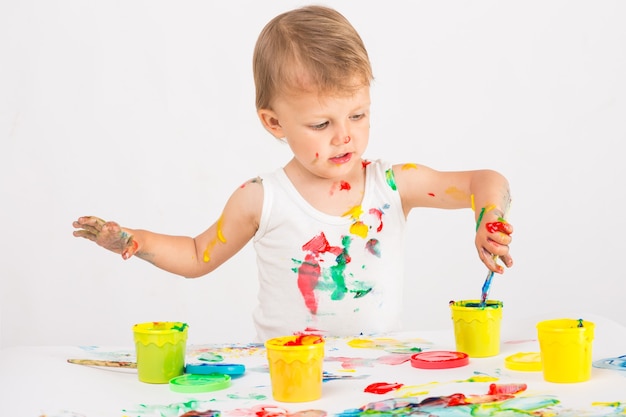 Uma menina desenhando um dedo e pintando