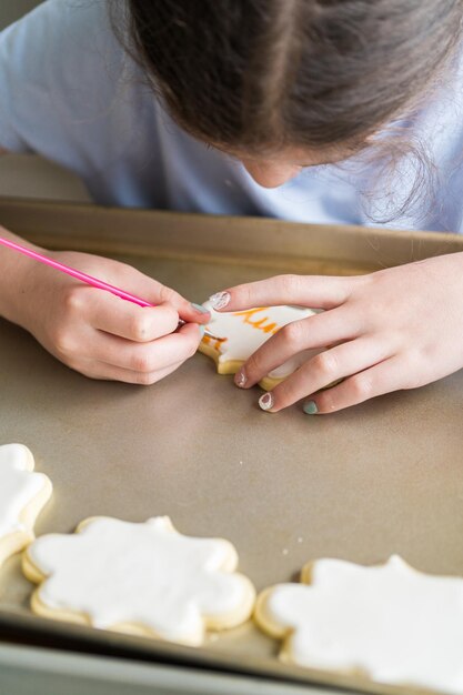 Uma menina diz "desculpa" em biscoitos de açúcar gelado.