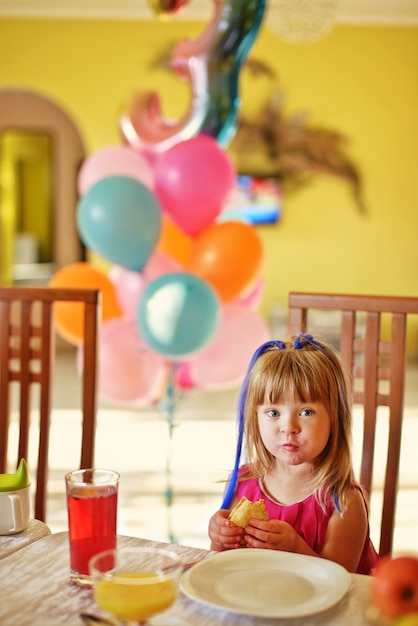 Uma menina doce e divertida no café