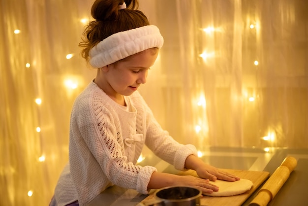 Uma menina doce faz biscoitos de Natal Casa Ano Novo Conforto