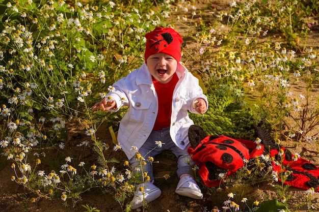 Foto uma menina em bordado está no campo