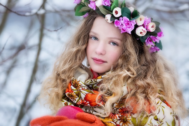 Uma menina em um lenço russo no inverno