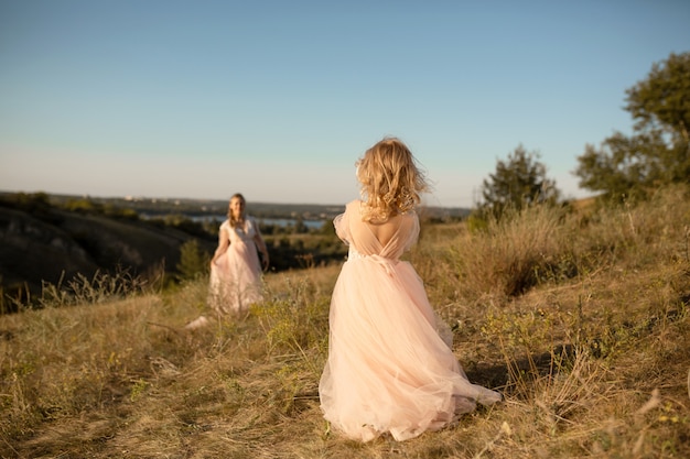 Uma menina em um vestido de princesa rosa vai conhecer sua mãe