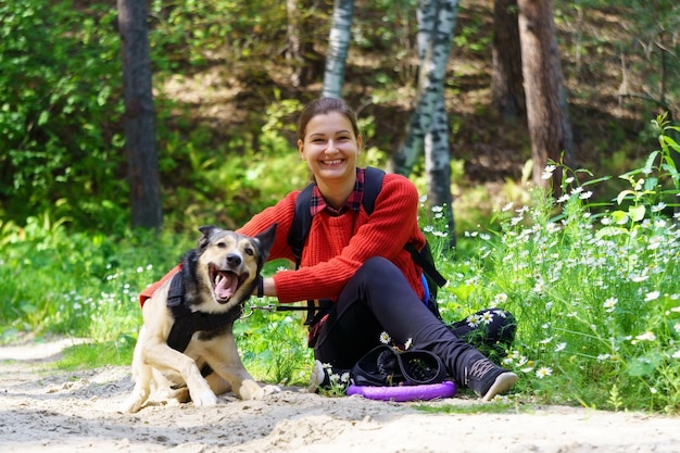 Foto uma menina está brincando com seu cachorro amor entre uma pessoa e um animal