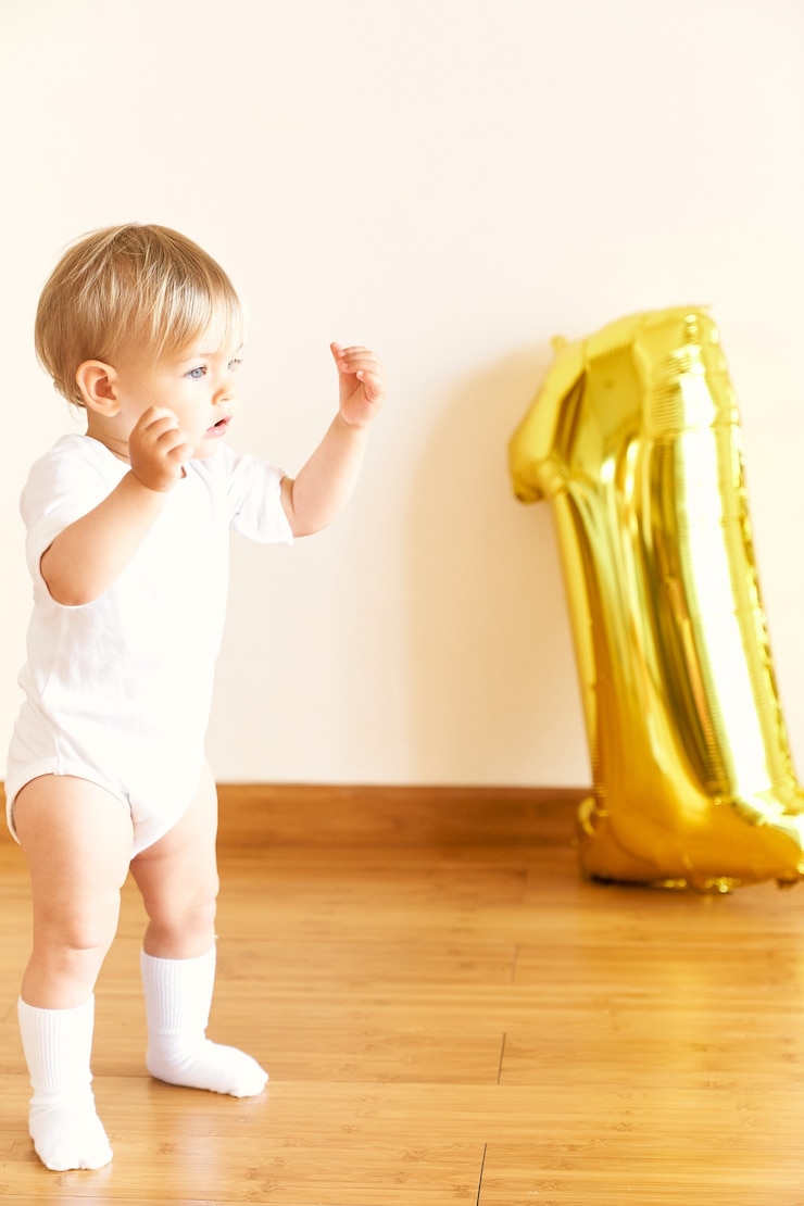 Foto uma menina está de pé no chão da sala contra o fundo de uma figura inflável