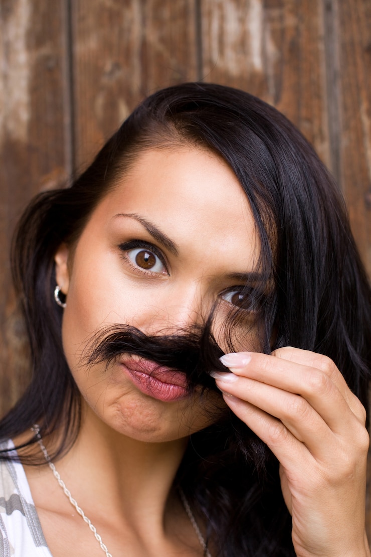 Foto uma menina morena engraçada com bigode