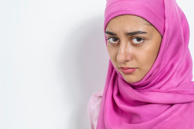 Uma menina muçulmana triste em um hijab