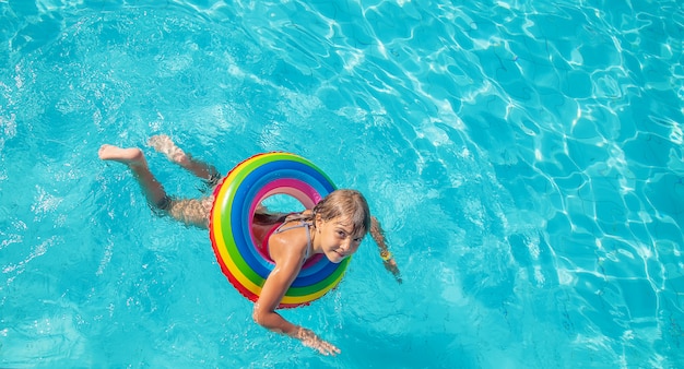 Uma menina nadando na piscina