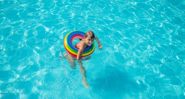 Uma menina nadando na piscina