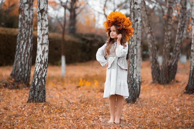 Uma menina no vestido nacional ucraniano