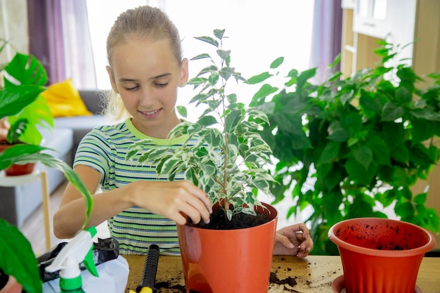 uma menina planta uma planta