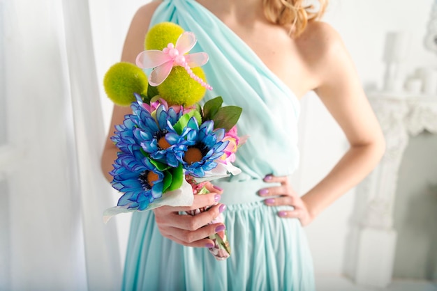 Uma menina segurando um buquê de flores