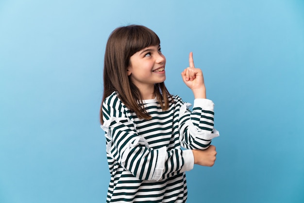 Uma menina sobre um fundo isolado apontando uma ótima ideia