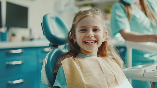 Uma menina sorridente numa cadeira dentária com uma enfermeira a preparar-se para um exame
