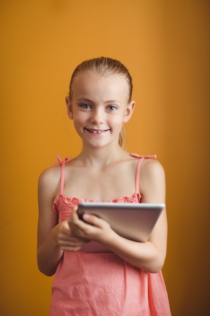 Uma menina usando um tablet