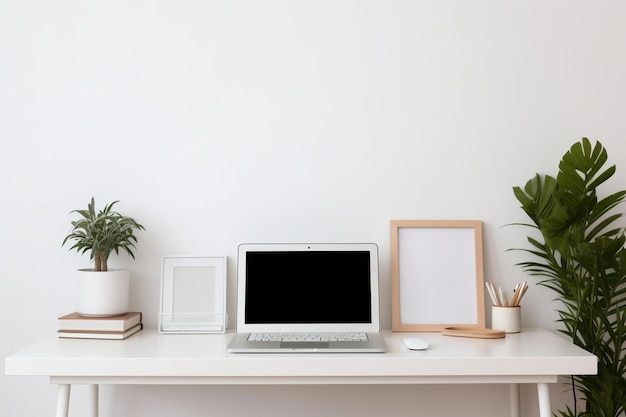 Uma mesa branca com um laptop e uma planta