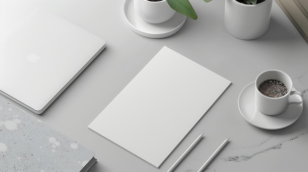 uma mesa branca com um pedaço de papel branco sobre ela