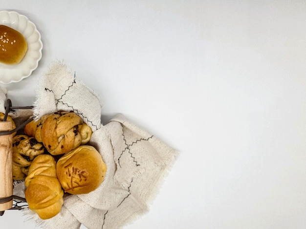 Uma mesa branca com um prato de pão com a palavra "assar".