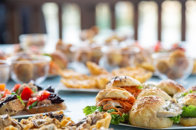 Foto uma mesa cheia de comida, incluindo sanduíches e saladas