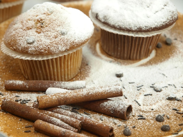 Uma mesa cheia de muffins de chocolate e gotas de chocolate