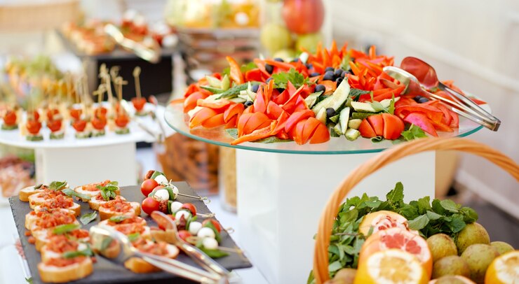 Uma mesa coberta de self-service organizada com bufê com frutas, legumes e sanduíches. Foto de alta qualidade