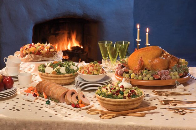 Foto uma mesa com comida e uma lareira ao fundo