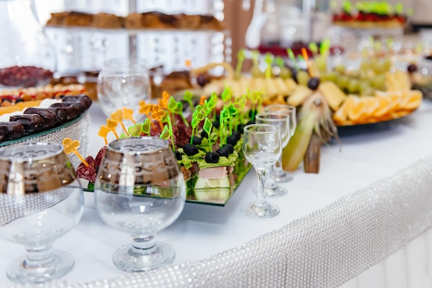 Uma mesa com decoração colorida aguardando os convidados para um jantar ao ar livre