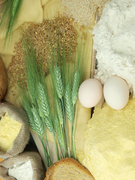 Foto uma mesa com farinha, farinha, farinha e farinha