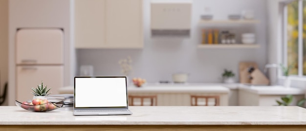 Uma mesa com maquete de laptop e espaço para cópia em uma cozinha branca minimalista