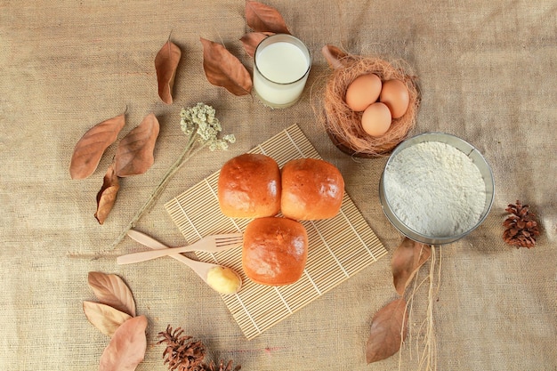 Uma mesa com pão e ovos