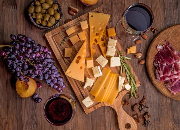 Foto uma mesa com queijo, uvas e nozes