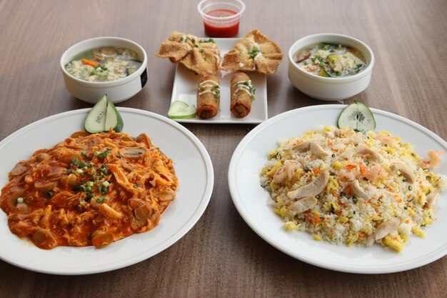 Uma mesa com tigelas de comida, incluindo arroz, frango e arroz.
