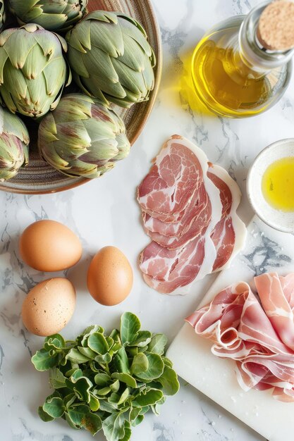 uma mesa com um prato de comida, incluindo ovos, carne e legumes