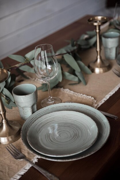 Uma mesa com um prato verde e branco e um prato dourado.