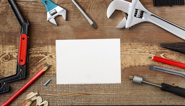 Uma mesa com uma folha de papel branca, várias ferramentas e uma carta que diz 'ferramentas'